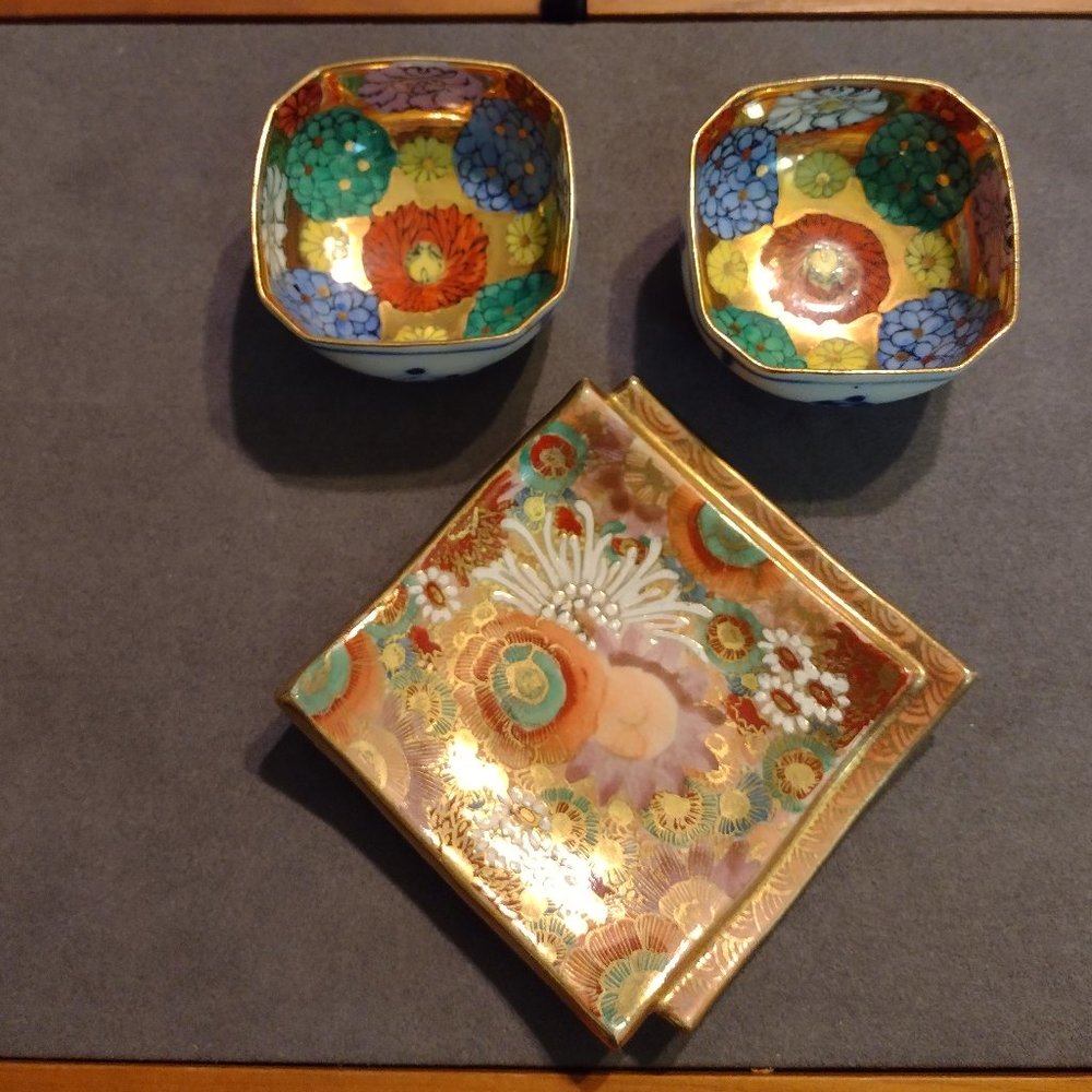 Stunning Japanese Small Sauce Bowls & Plate